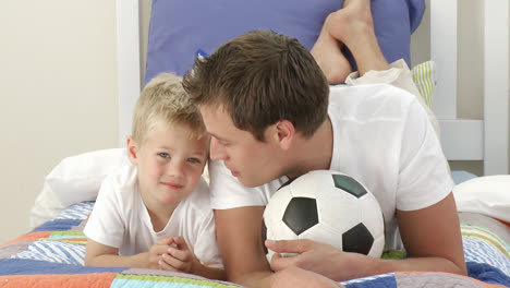 Vater-Und-Sohn-Spielen-Mit-Einem-Ball-Im-Schlafzimmer