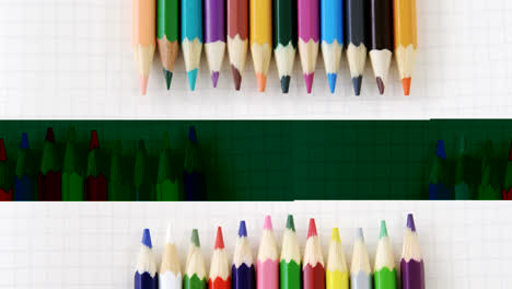 Lápices-De-Colores-Guardados-En-El-Libro