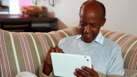 Hombre-Mayor-Usando-Tableta-Digital-En-Casa-En-La-Sala-De-Estar