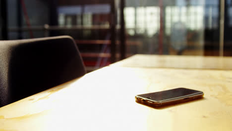 Smartphone-Auf-Dem-Schreibtisch-Im-Büro