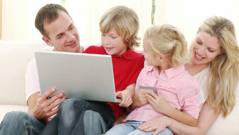 Glückliche-Familie-Kauft-Online-Zu-Hause