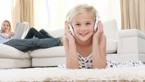 Kleines-Mädchen-Hört-Musik-Im-Wohnzimmer