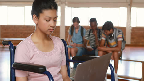 Behinderte-Schülerin-Mit-Digital-Tablette-Mit-Klassenkameraden-Im-Hintergrund
