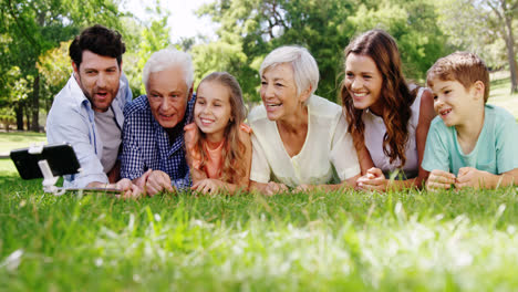 Mehrgenerationenfamilie-Macht-Selfie-Mit-Handy