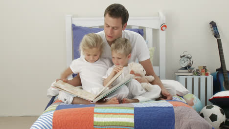 Dad-reading-with-his-children-in-the-bedroom