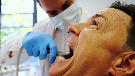 Dentista-Examinando-A-Un-Paciente-Masculino-Con-Herramientas