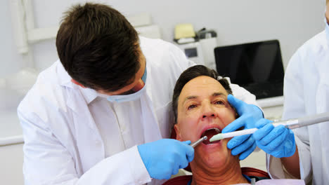 Zahnärzte-Untersuchen-Einen-Männlichen-Patienten-Mit-Werkzeugen