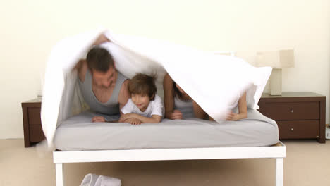 Glückliche-Familie-Spielt-Unter-Der-Bettdecke