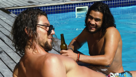 Glückliche-Freunde-Unterhalten-Sich-Miteinander-Und-Genießen-Drinks-Am-Pool