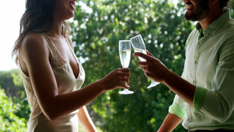 Romantisches-Paar-Stößt-Mit-Champagnergläsern-An