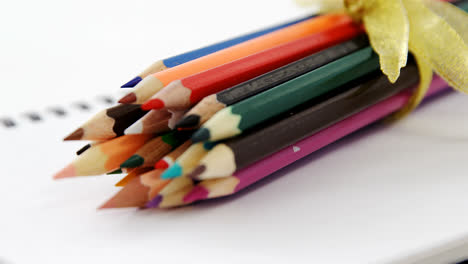 Lápices-De-Colores-Guardados-En-El-Libro-De-Espiral