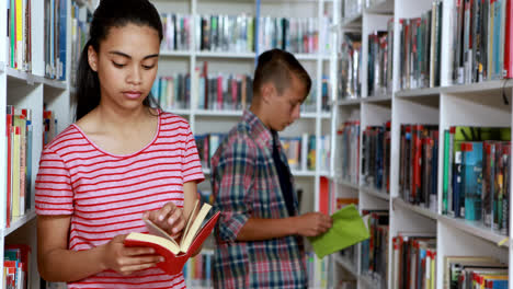 Schulmädchen-Liest-Buch-In-Der-Bibliothek