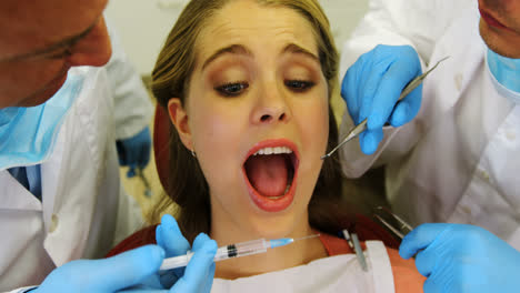 Zahnärzte-Verabreichen-Einer-Patientin-Eine-Anästhesie