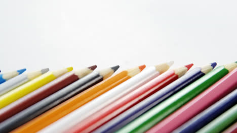 Lápices-De-Colores-Dispuestos-En-Línea-Diagonal.