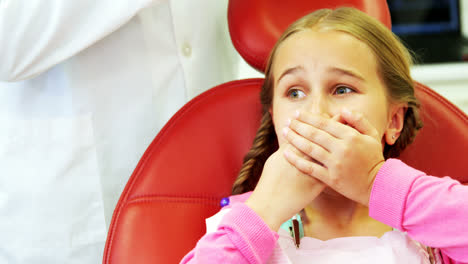 Junger-Patient-Hatte-Angst-Während-Einer-Zahnärztlichen-Untersuchung