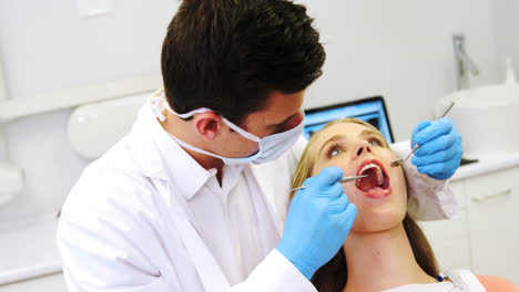 Zahnarzt-Untersucht-Eine-Patientin-Mit-Werkzeugen