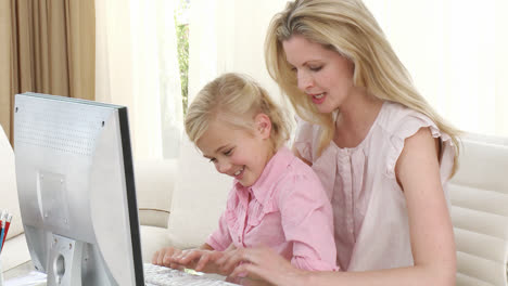 Mutter-Und-Tochter-Benutzen-Einen-Computer