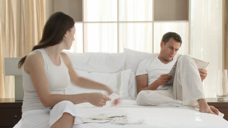 Frau-überprüft-Rechnungen-Im-Schlafzimmer-Und-Streitet-Mit-Ihrem-Mann