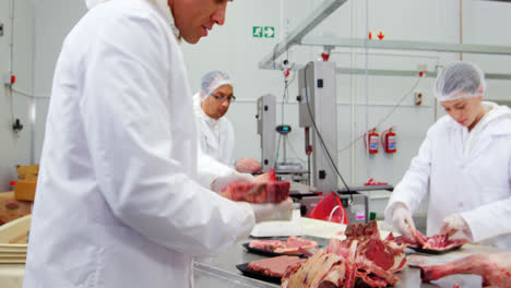 Metzger-Schneiden-Fleisch-Und-Prüfen-Das-Gewicht-Des-Fleisches-In-Der-Fleischfabrik