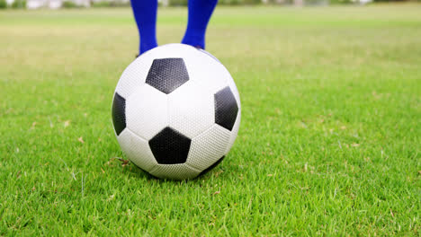 Fußballspieler,-Der-Einen-Ball-Auf-Dem-Feld-Kickt