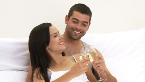 Couple-drinking-champagne-in-bed