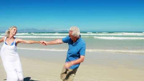 Älteres-Paar-Genießt-Gemeinsam-Den-Strand