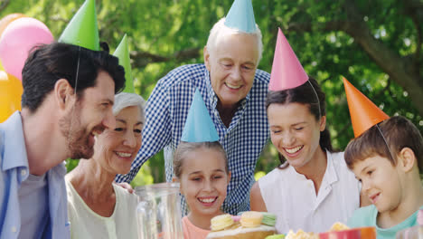 Familia-Multigeneracional-Celebrando-Fiesta-De-Cumpleaños