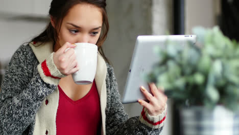 Frau-Trinkt-Kaffee-Und-Benutzt-Ein-Digitales-Tablet