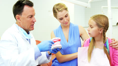 Zahnarzt-Zeigt-Jungen-Patienten,-Wie-Man-Zähne-Putzt