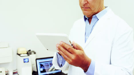 Dentist-using-digital-tablet