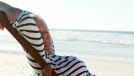 Ältere-Frau-Entspannt-Auf-Sonnenliege-Am-Strand