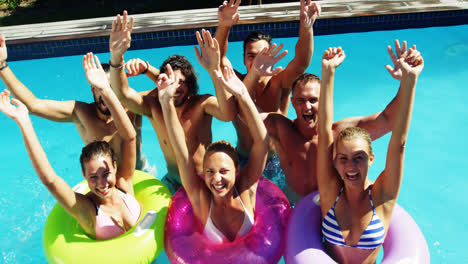 Gruppe-Glücklicher-Freunde,-Die-Zusammen-Spaß-Im-Schwimmbad-Haben