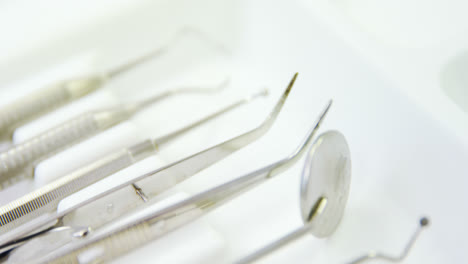 Verschiedene-Zahnärztliche-Instrumente-In-Tablett-Aufbewahrt