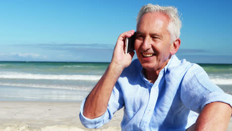 Älterer-Mann-Telefoniert-Am-Strand-Mit-Dem-Handy