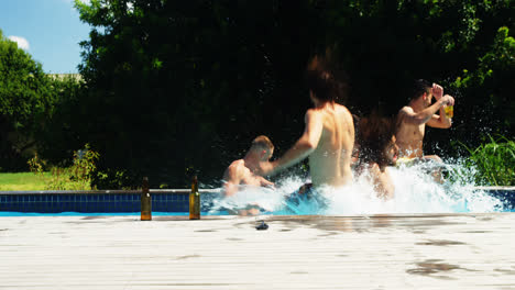 Freunde-Die-In-Den-Schwimmbad-Springen