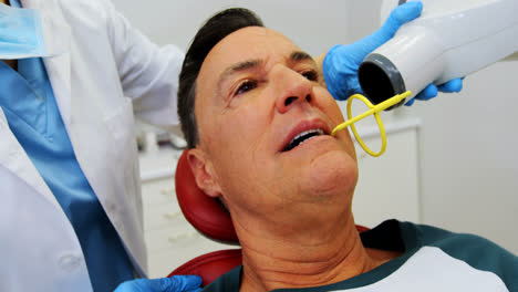 Dentista-Examinando-A-Un-Paciente-Masculino-Con-Herramienta