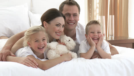 Family-lying-in-bed-together