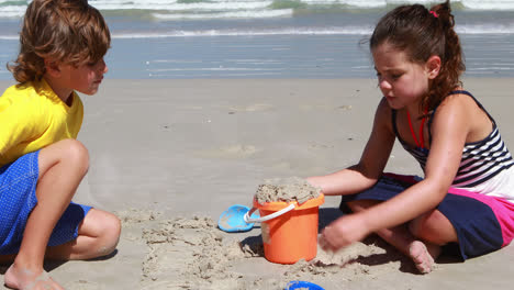 Geschwister-Spielen-An-Einem-Sonnigen-Tag-Am-Strand
