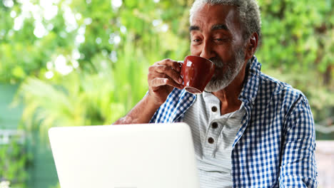Älterer-Mann-Mit-Laptop-Beim-Kaffeetrinken