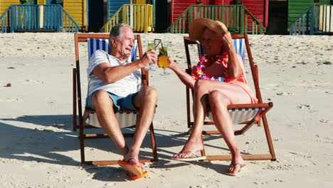 Älteres-Paar,-Das-Miteinander-Interagiert,-Während-Es-Einen-Cocktail-Trinkt