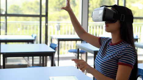 Schüler-Verwenden-Virtual-Reality-Headset-Im-Klassenzimmer