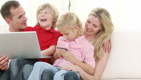 Familie-Zu-Hause-Mit-Einem-Laptop,-Der-Online-Kauft