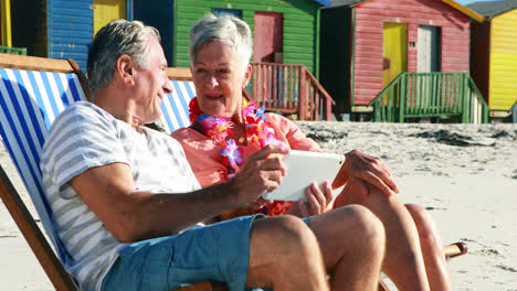 Älteres-Paar-Interagiert-Miteinander,-Während-Es-Ein-Digitales-Tablet-Nutzt