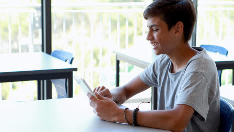 Glücklicher-Schüler-Mit-Digitalem-Tablet-Im-Klassenzimmer