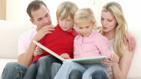 Panorama-Einer-Lesenden-Familie-Auf-Dem-Sofa