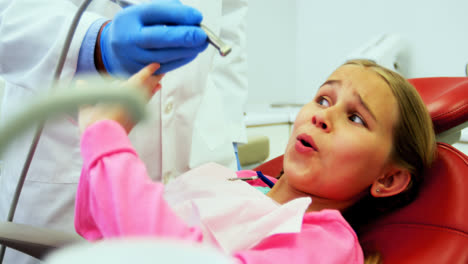 Paciente-Joven-Asustado-Durante-Un-Chequeo-Dental