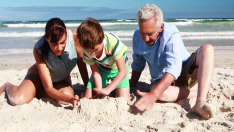 Glückliche-Familie-Spielt-Im-Sand-Am-Strand