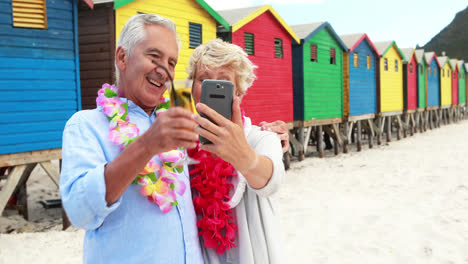 Älteres-Paar-Macht-Ein-Selfie-Am-Strand