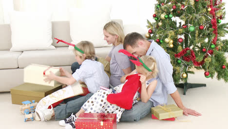 Familie-Spielt-Mit-Weihnachtsgeschenken-Im-Wohnzimmer