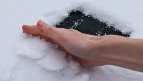 Hand-Säubert-Schnee